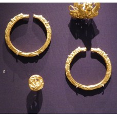 Gold personal ornaments, animal head on the tip